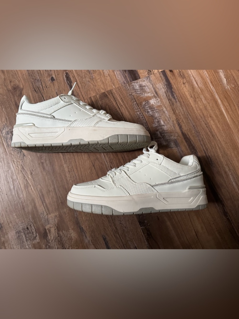 Women’s Low-Top Casual Sneakers in White
